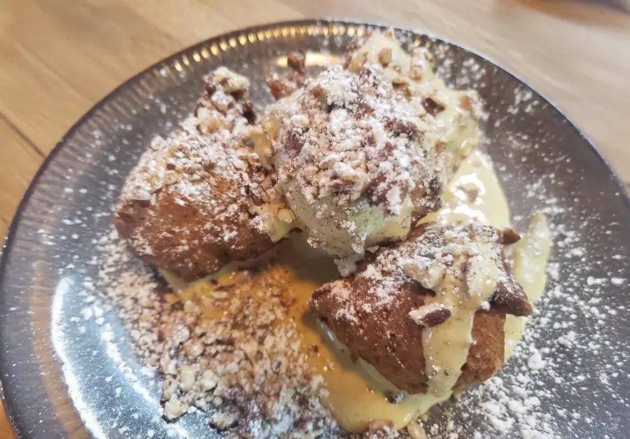 Pecan Zeppole w Praline Zabaglione